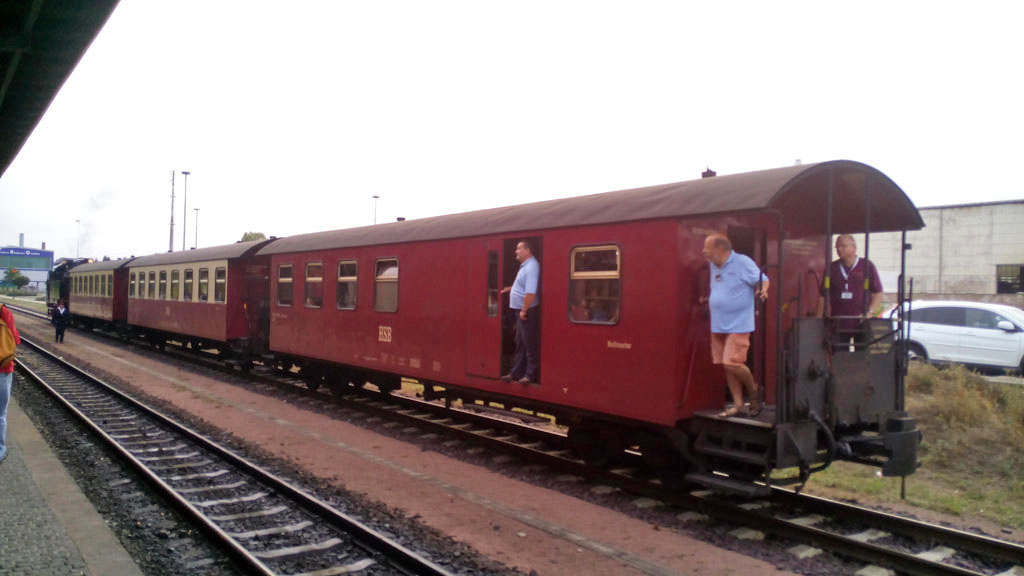 Tren dispuesto para el viaje del MOROP. De azul los amigos del Selketalbahn