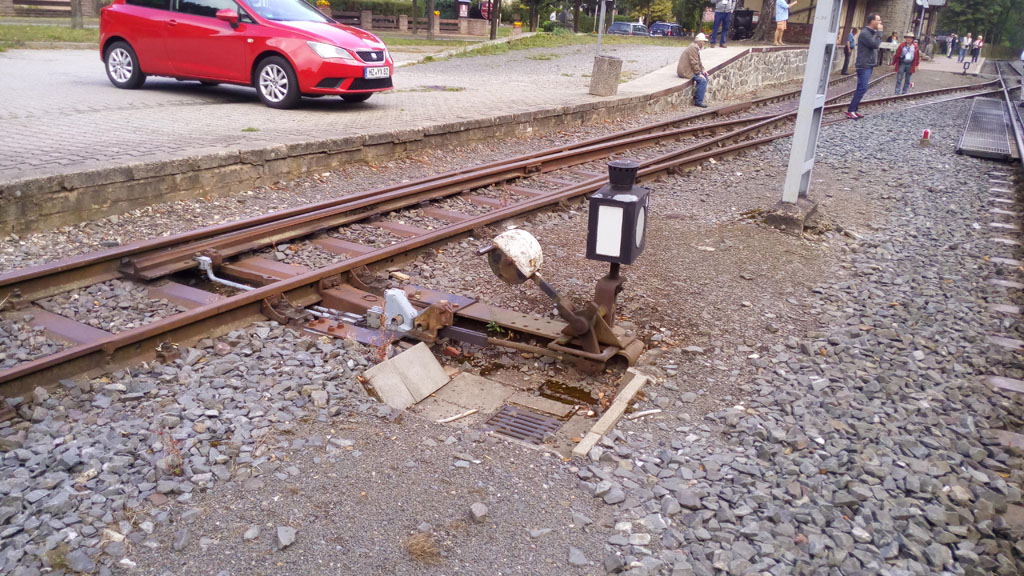 Cambio de desvío con contrapeso y linterna en posición recto