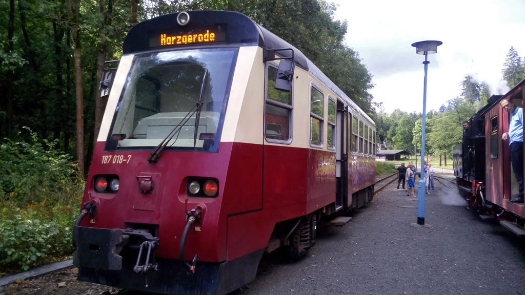 Automotor 187 en Harzgerode. Este es el servicio regular de la línea.