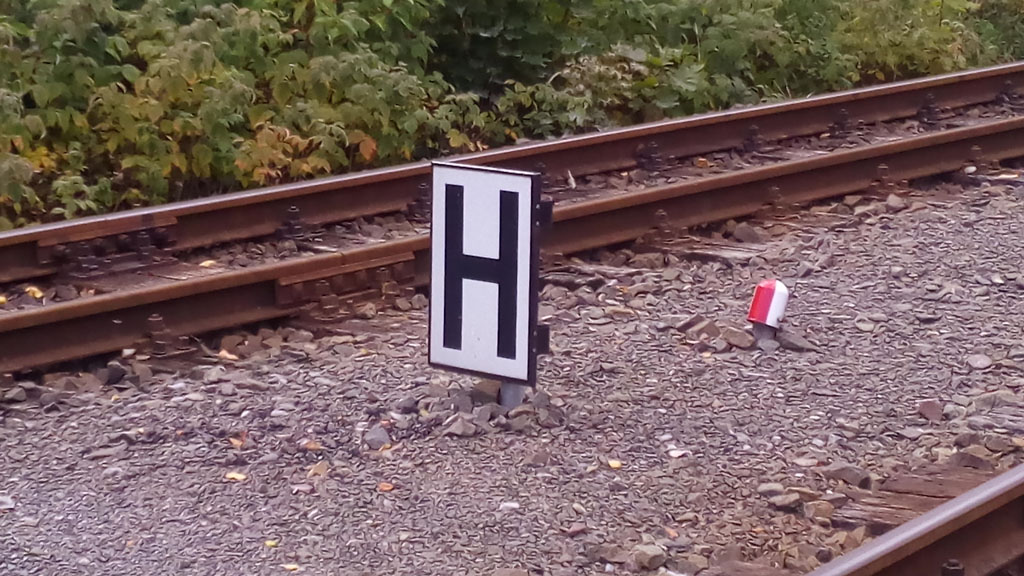 Señal de parada y piquete de vía característico