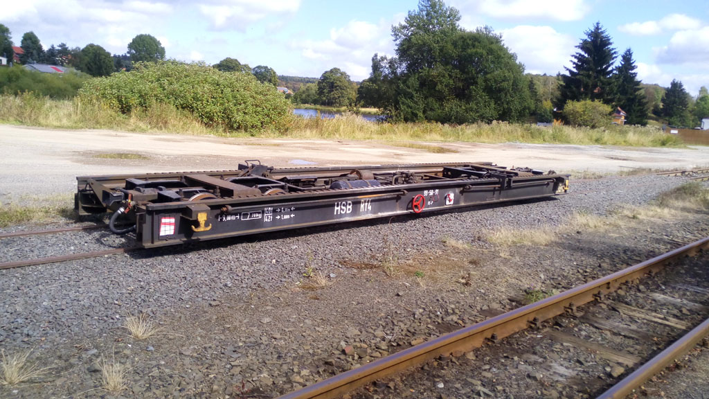 Rollwagen o vagón portador de vagones de vía normal. El chasis hace de vía.