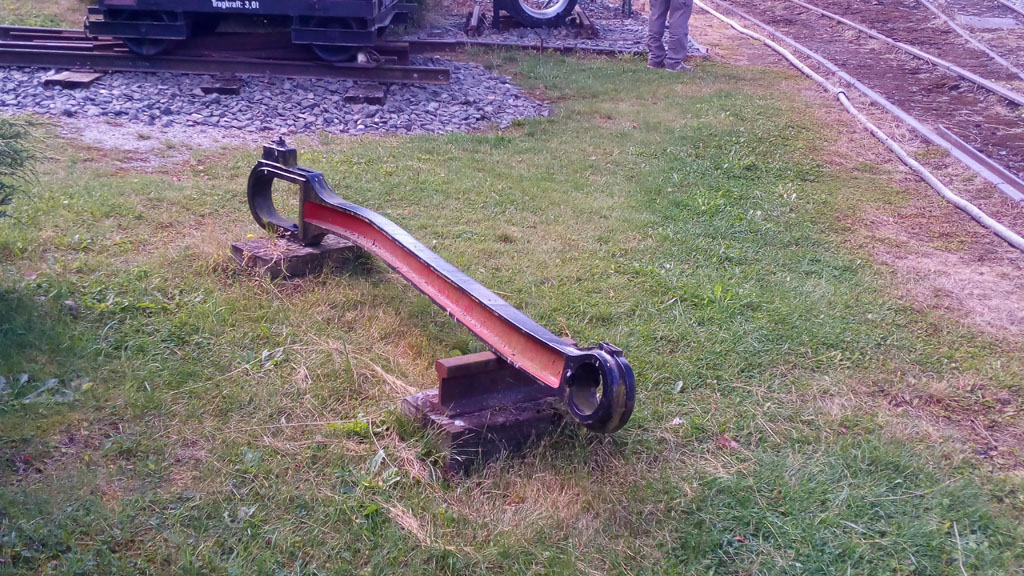 Biela doblada. Puesta delante del depósito a modo de museo improvisado.