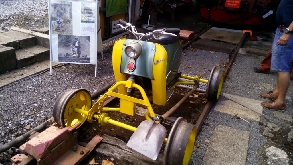 Dresina de vía y obras realizada sobre una motocicleta