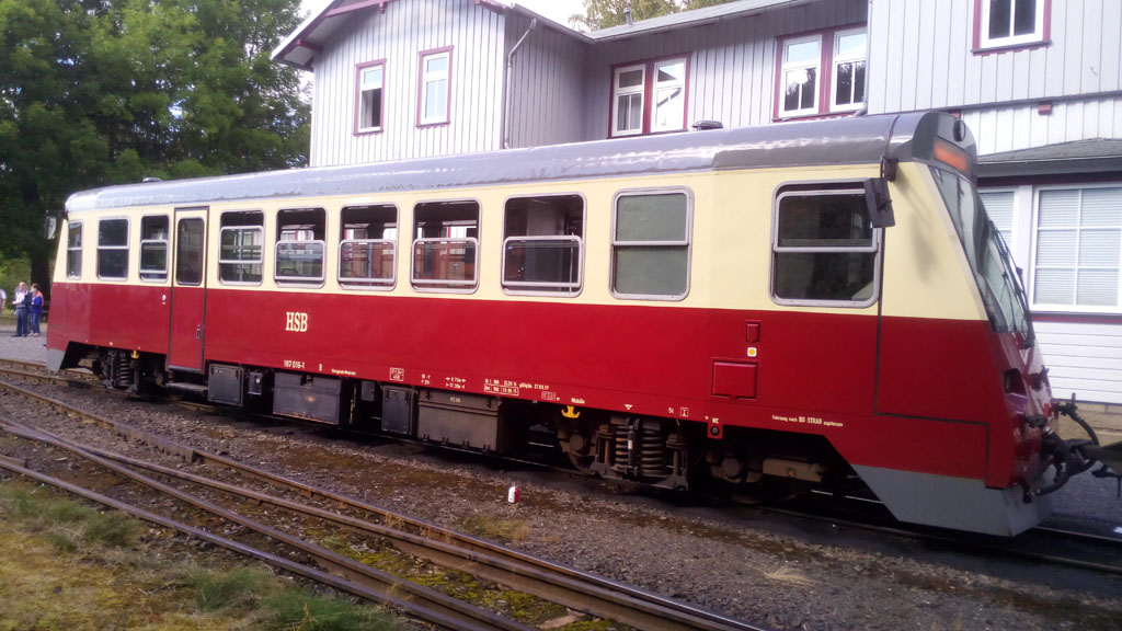Vista lateral del automotor 187 del HSB