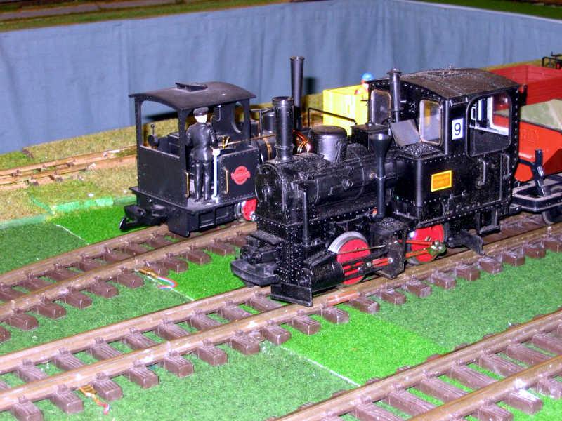 Maqueta en escala IIg con pequeñas locomotoras de LGB haciendo maniobras