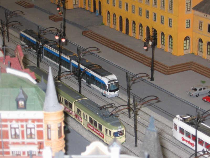 Diferentes tipos de tranvía en una maqueta urbana