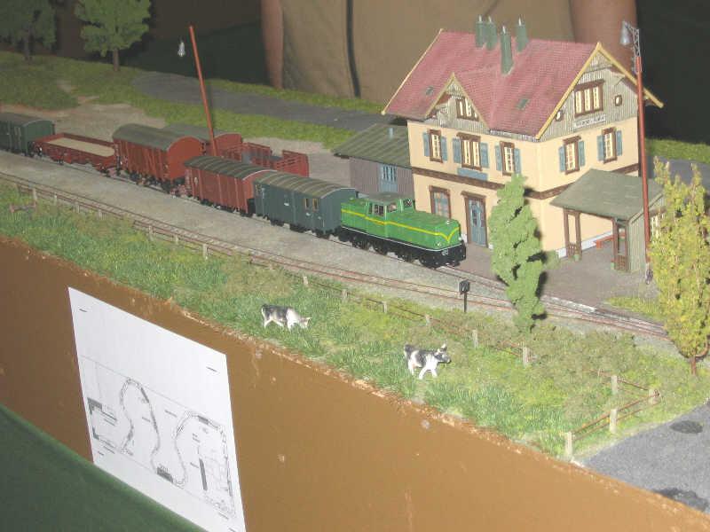 En el lateral de la maqueta se puede ver el diseño del circuito