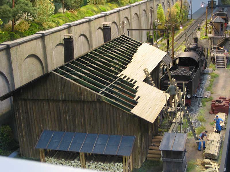 Cocherón de locomotoras a medio construir para que se vean las maniobras dentro del mismo