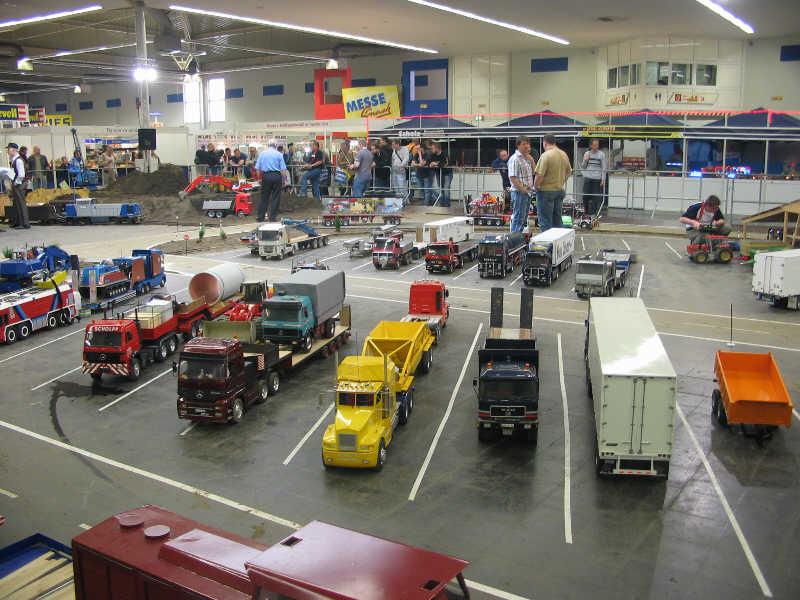 En uno de los pabellones se realizaban exhibiciones de radiocontrol de camiones y transportes especiales