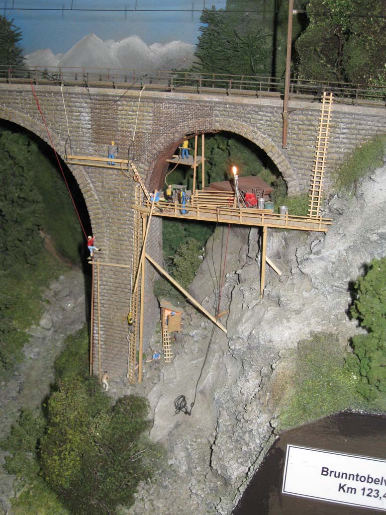 Detalle de los trabajadores por debajo del viaducto