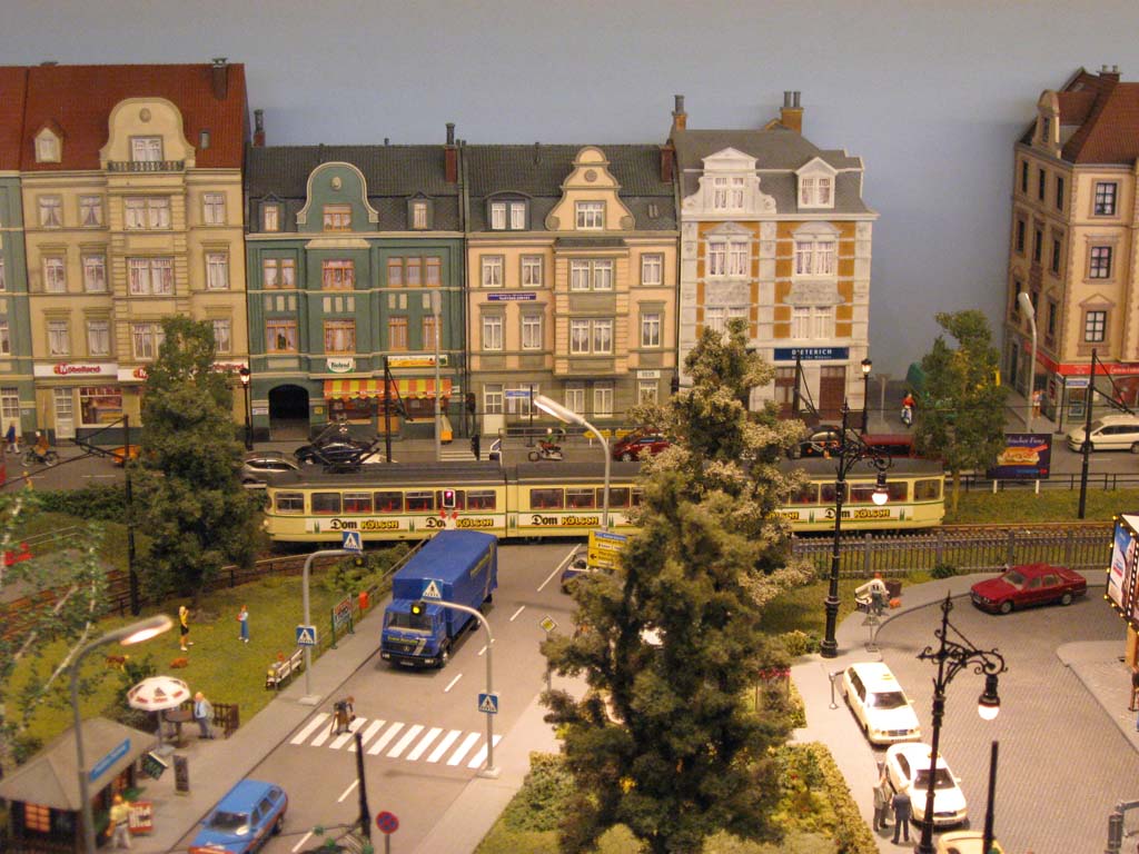 Tranvía de varios cuerpos y pantógrafo funcional, algo que a veces algunos olvidan