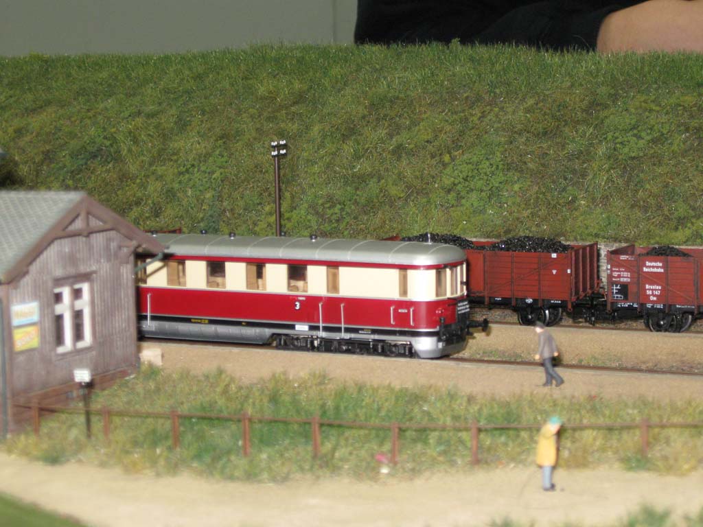 Automotor diésel alemán en la maqueta de ambiente alemán de HSH-modell