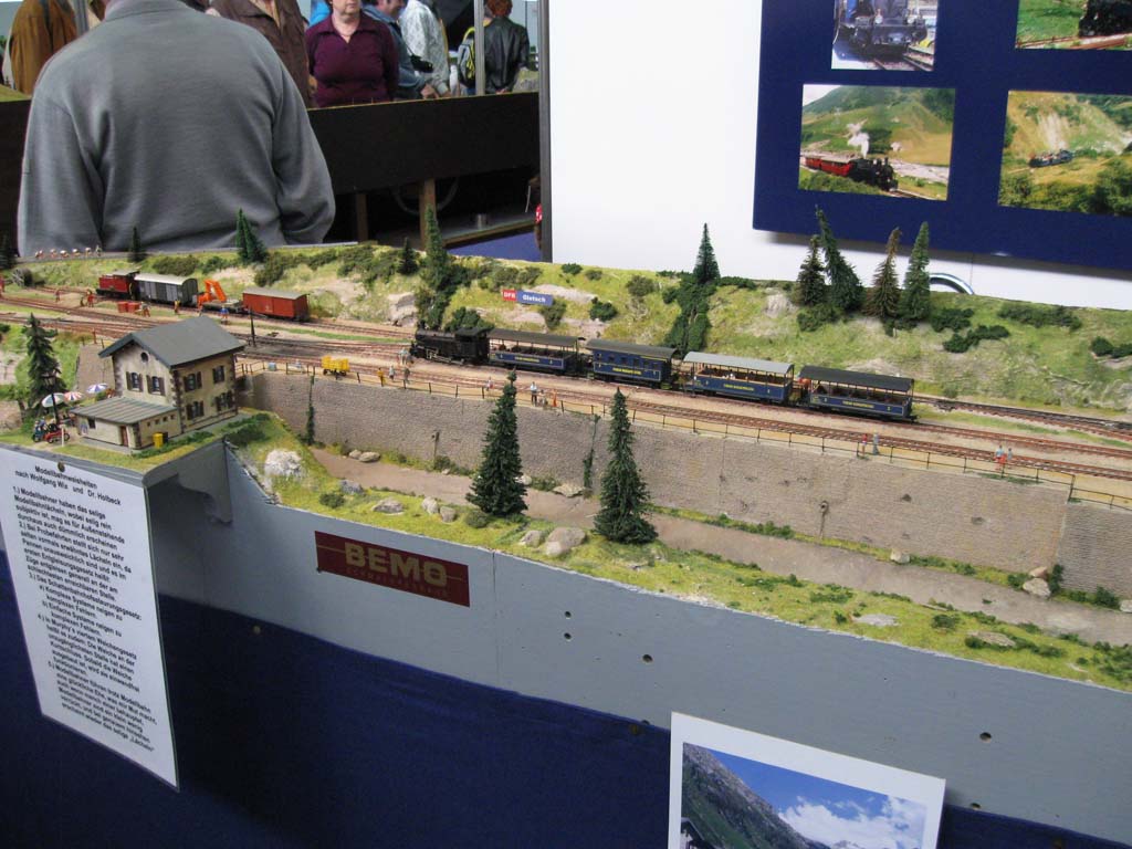 Maqueta de la estación de la DFB de Gletsch con un tren del Dampfbahn-Furka-Bergstrecke