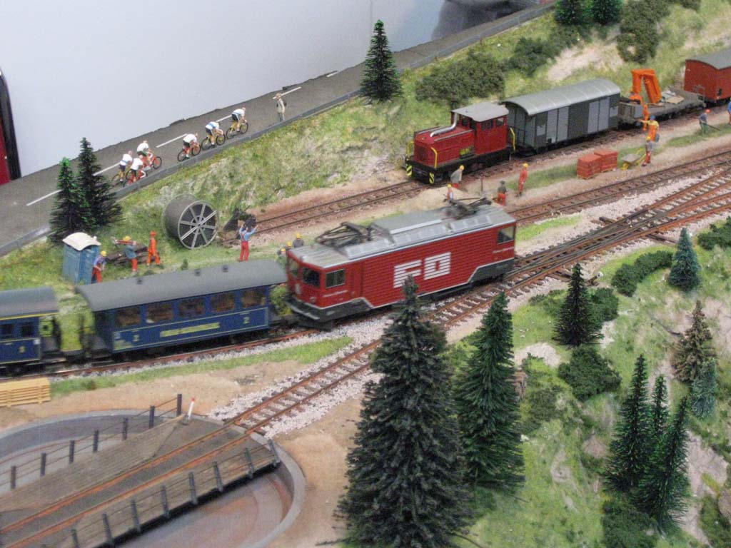 Una pequeña patinada. Locomotora del Furka Oberalp eléctrica arrastrando un tren en una sección sin catenaria