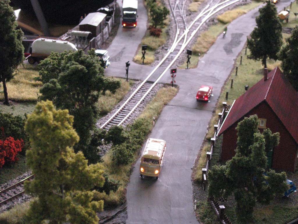 En algunas maquetas ya es habitual la utilización de vehículos de carretera con luces, aunque no sean del car-system