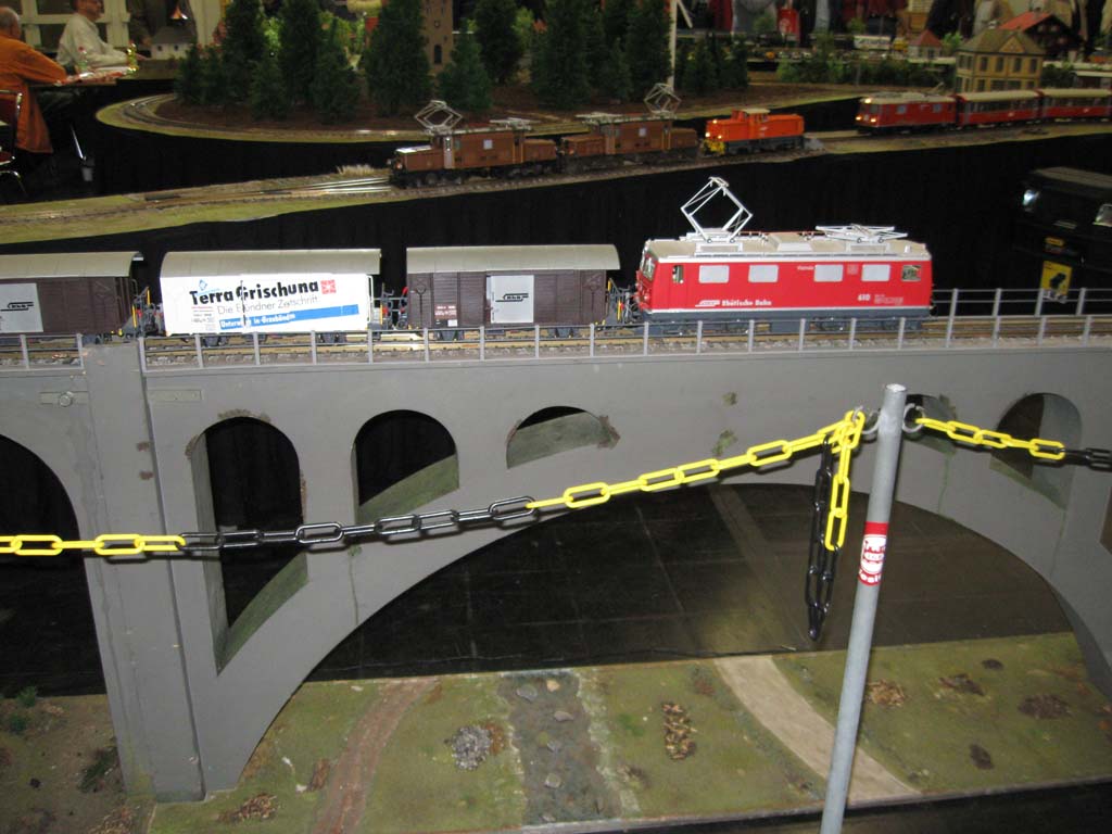 La locomotora GE 4/4 I 610 Viamala reformada tirando de un tren de mercancías