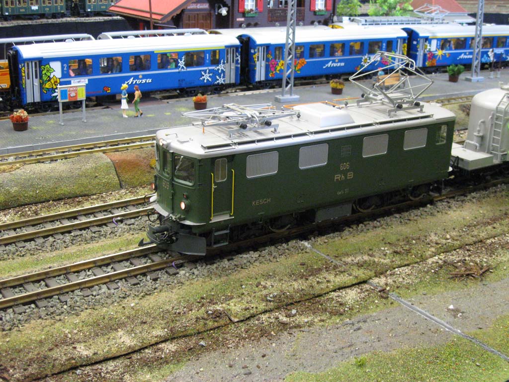 Locomotora de LGB de los ferrocarriles réticos Ge 4/4 I 606 Kesch con un tren de cemento