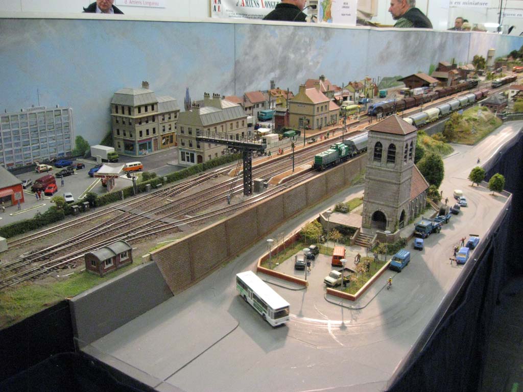 Estación vista en la distancia, en primer término el car-system