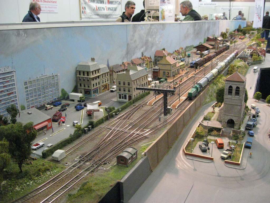 Perspectiva del haz de vías de la estación de Longueau y ciudad al fondo