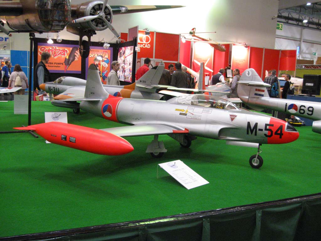 Aviones militares de aeromodelismo convertidos en modelos estáticos