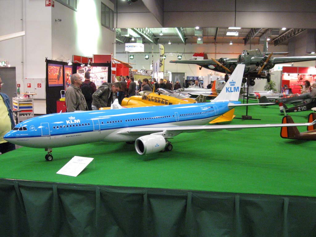 Por el avión de KLM podemos suponer que los amigos de la exposición deberían ser holandeses