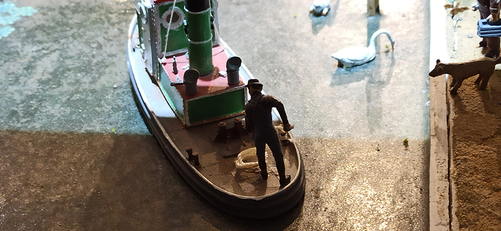 Debajo del puente del ferrocarril hay vida (ver la sombra del mismo)