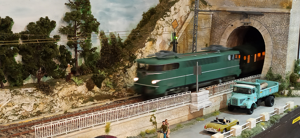 Tren de pasajeros entrando en la estación, y también en la habitación.