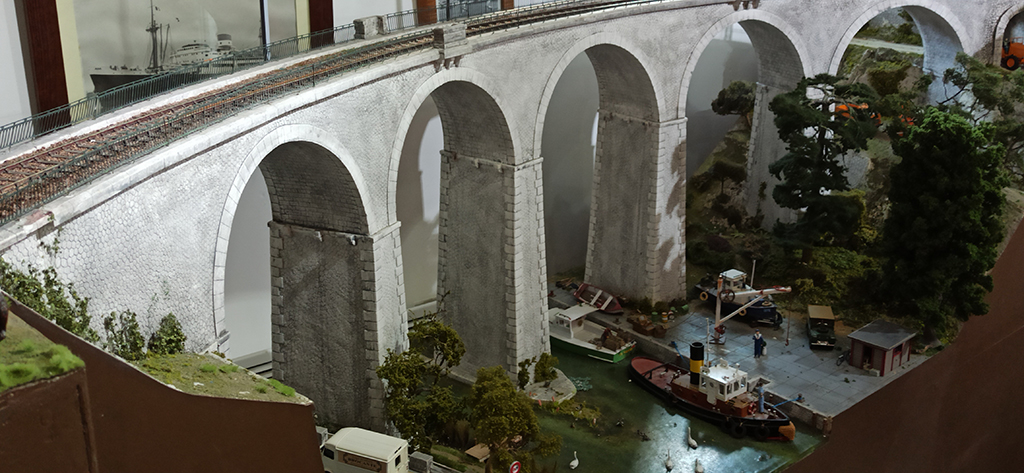 Viaducto en curva, debajo una escena fluvial