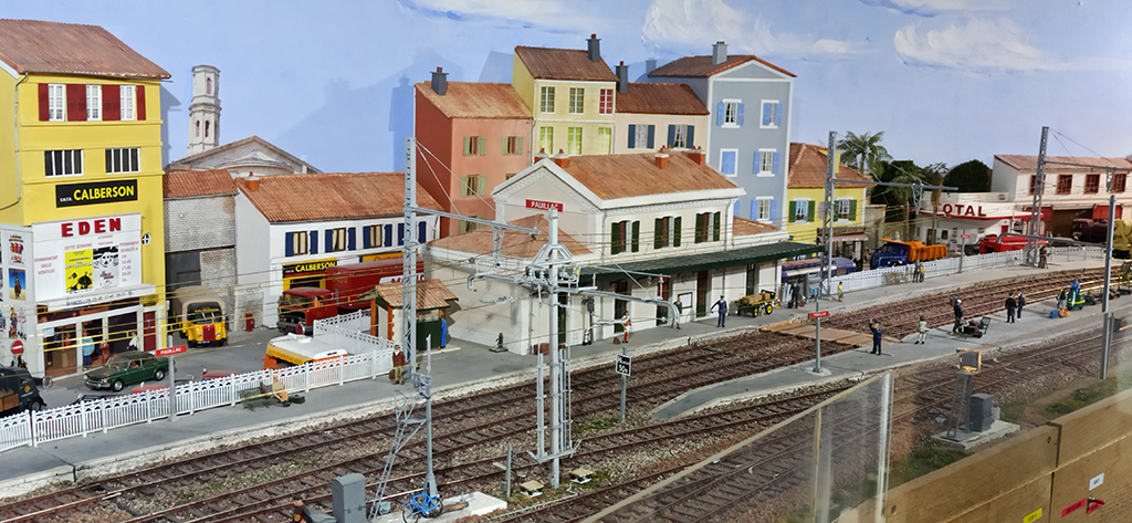 El pueblo es el decorado de fondo, las casas están partidas para dar la sensación de profundidad