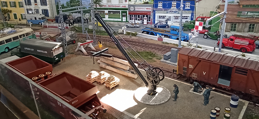 Grúa antigua de 10 toneladas y carga preparada para poner en los vagones