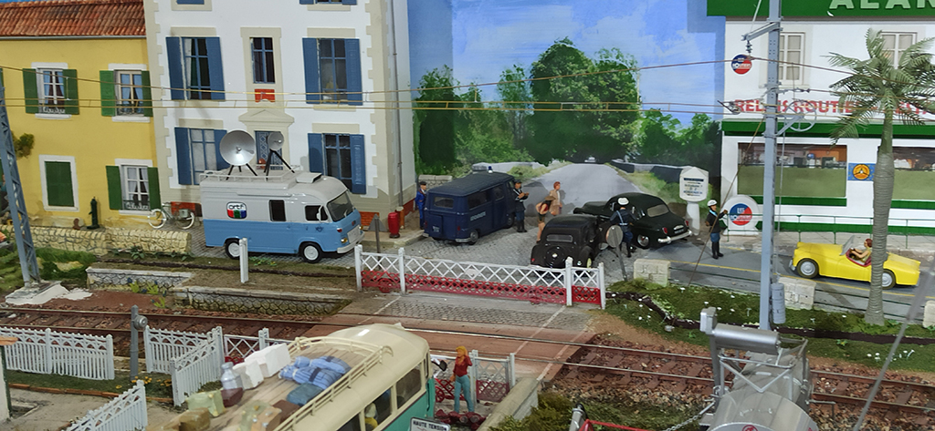 Paso a nivel antiguo y decoración de fondo de carretera con sensación de profundidad