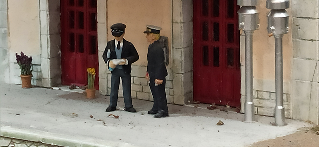 El jefe de estación dando consignas