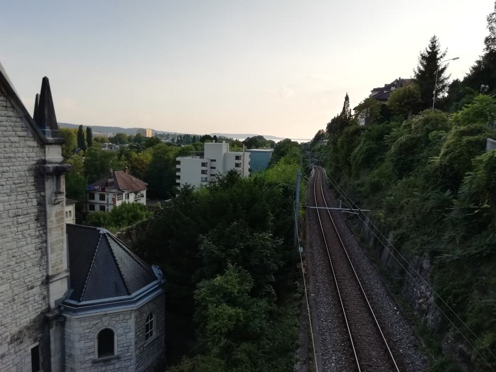 Vía de tren que sale de la estación de Biel/Bienne con destino Moutier por los montes del Jura