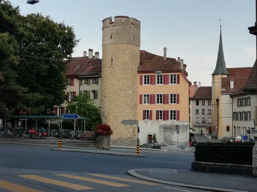 Torre de la muralla incrustada en las casas del barrio histórico