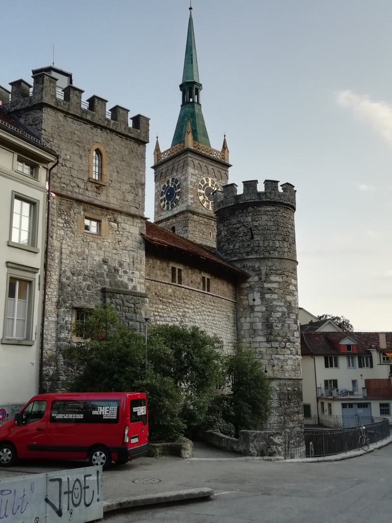 Torre del castillo de la pólvora, desde 1843 la torre del reloj. Aunque con sus tres torres se presenta como una fortaleza imponente, muchos elementos son añadidos románticos de los siglos XIX y XX.