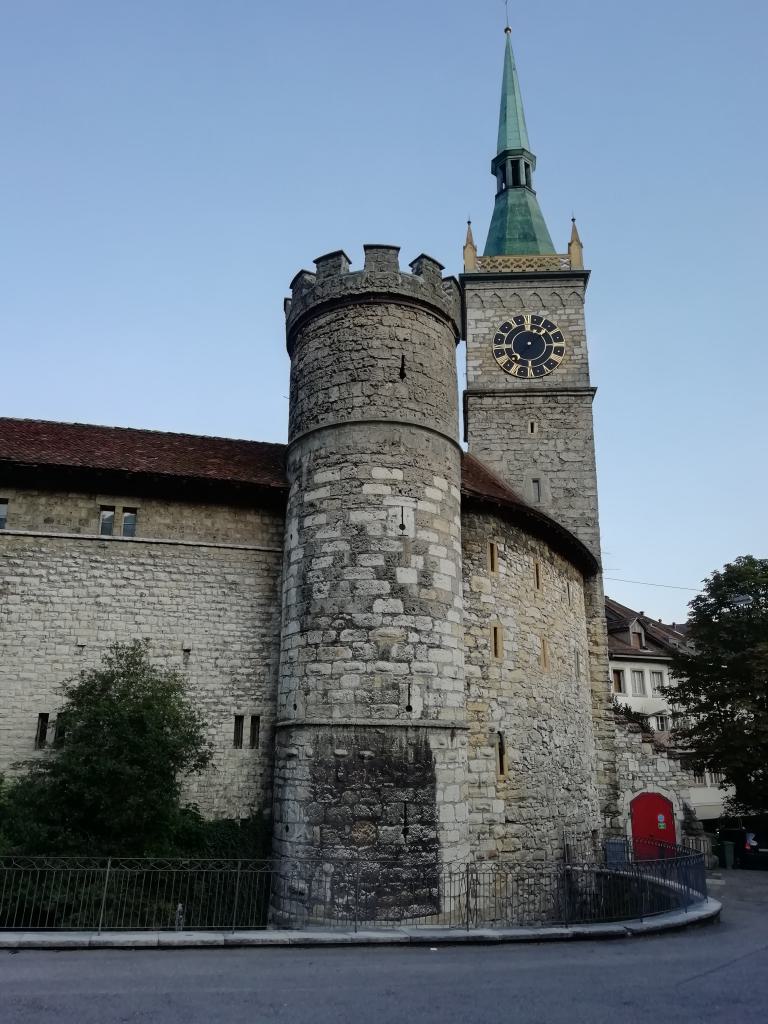La gran torre del castillo de la pólvora se amplió en 1843 por el arquitecto Alexander Köhli con materiales y la antigua cúpula de la torre del reloj de la Schmiedengasse que se había demolido, recibiendo el reloj y nombre.