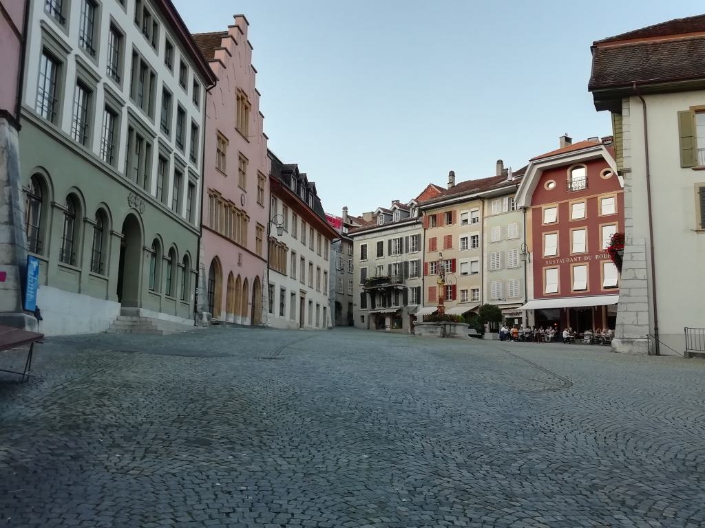 Las plazas son límpias y el único ornamento es una fuente: estamos en la Burggasse