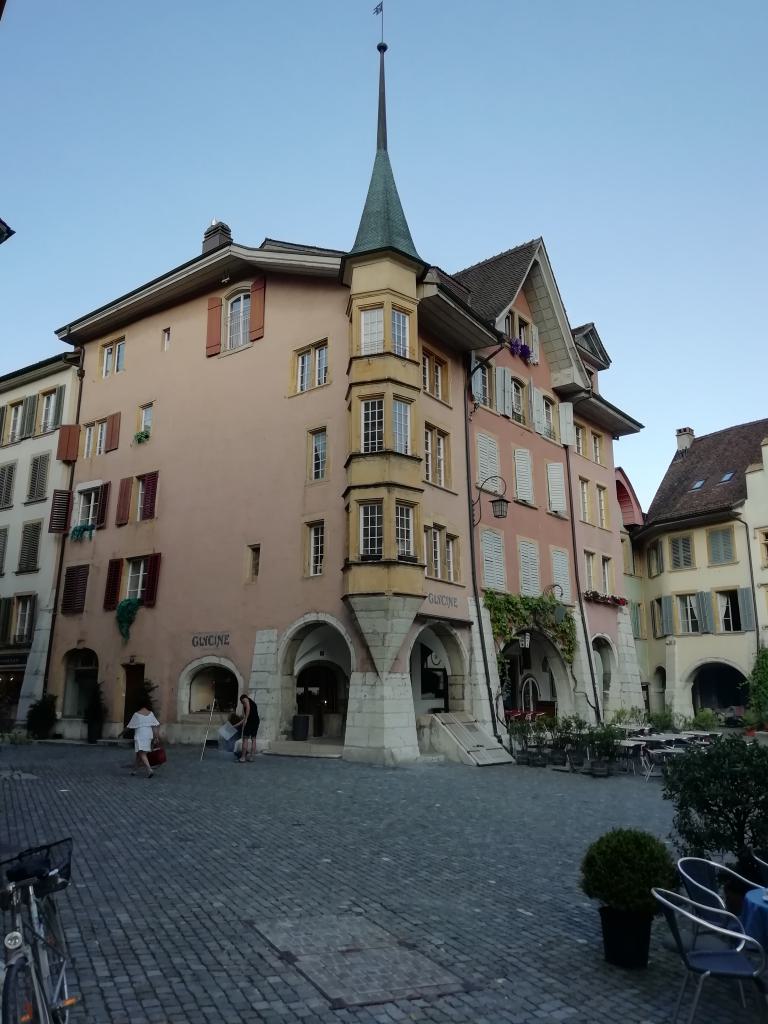 Edificio antigo que forma parte del centro histórico o Altstadt de Biel/Bienne, en la confluencia de la calle alta y del Ring (circunvalación de la iglesia)