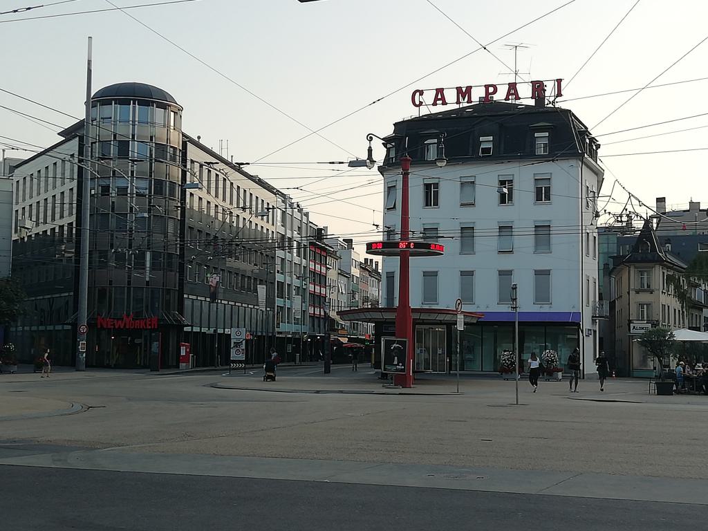 Plaza intermedia entre el Oberer Quai i el Unterer Quai, totalmente llena de cables de trole, ya que es el centro neurálgico de este medio de transporte
