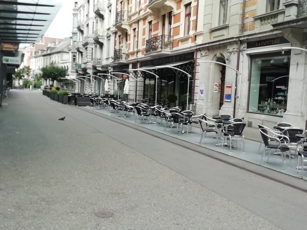 Me llamó la atención que las terrazas de los bares no se recogen por la noche