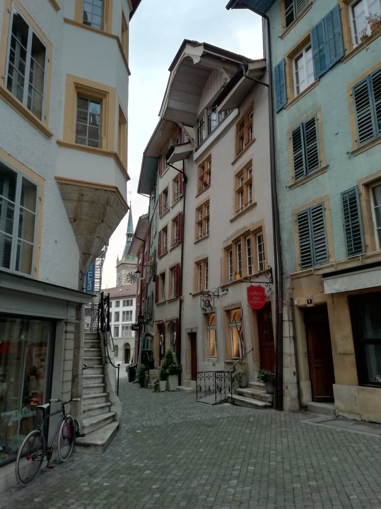 Aún en el Altstadt vemos una escalera imposible en la confluencia de la calle de abajo (Untergässli) y la calle de la iglesia (Kirchgässli)