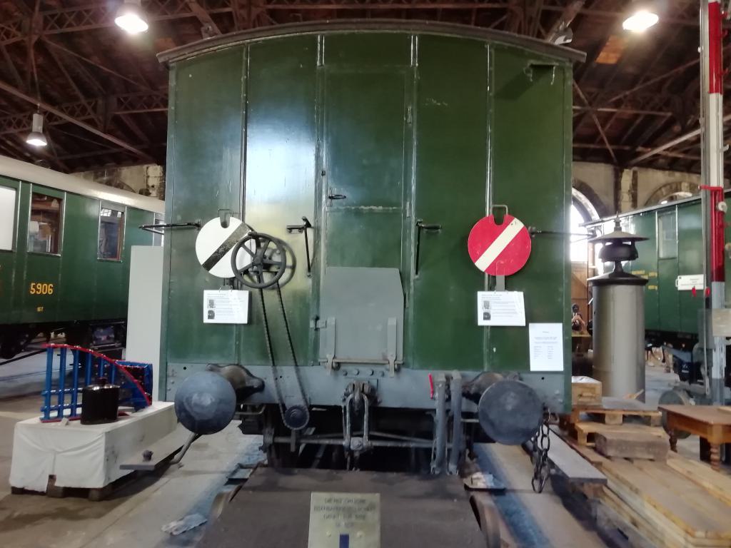 Cartelones de señalización de los vagones. Freno por cadena.