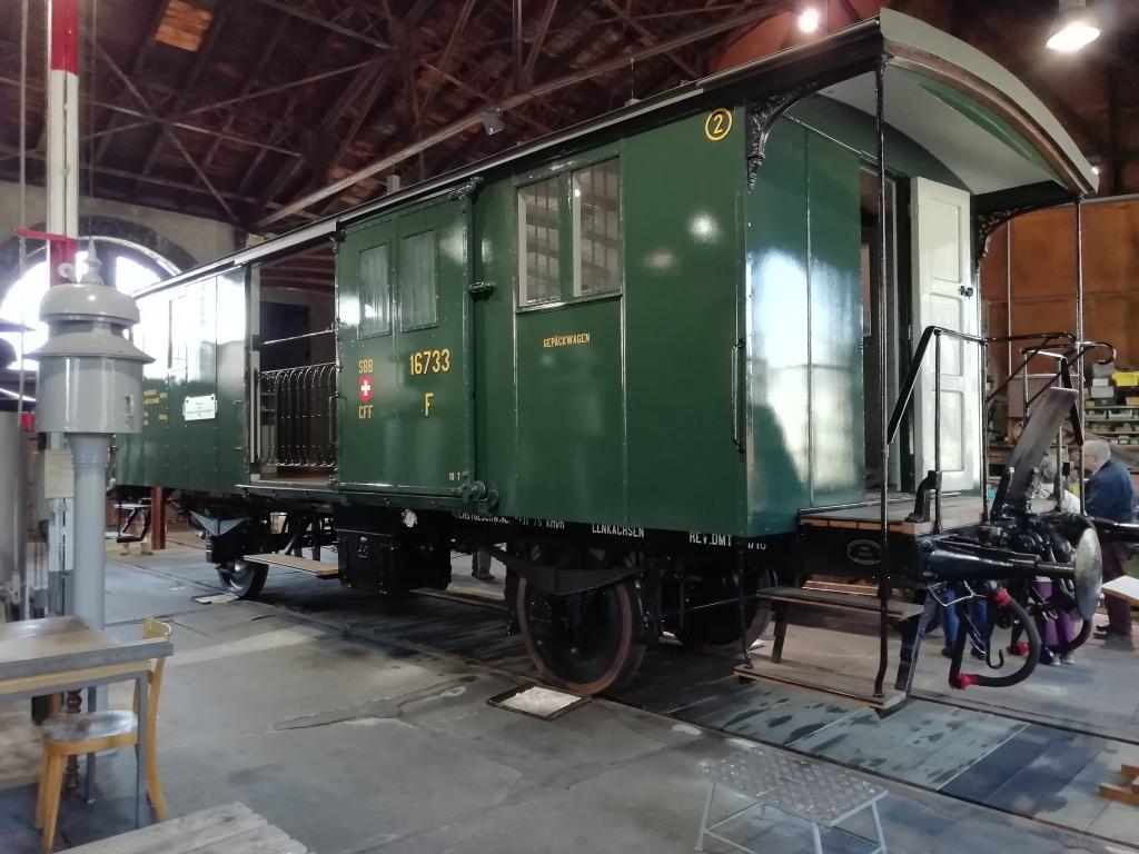 Furgón F16733 visto por el otro lado