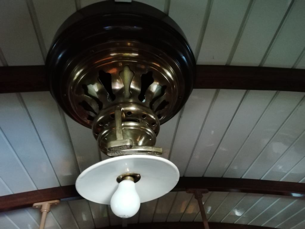 Alumbrado y climatización del vagón mediante el giro del mecanismo