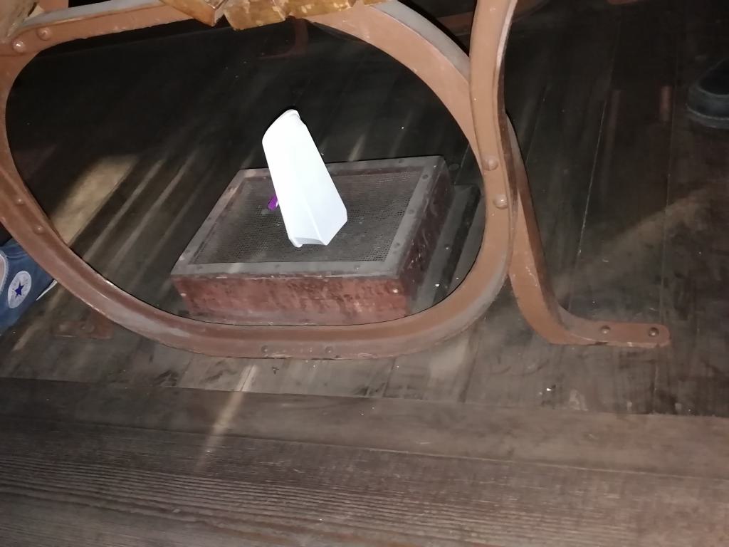 Debajo de los asientos se encuentran los conductos de ventilación