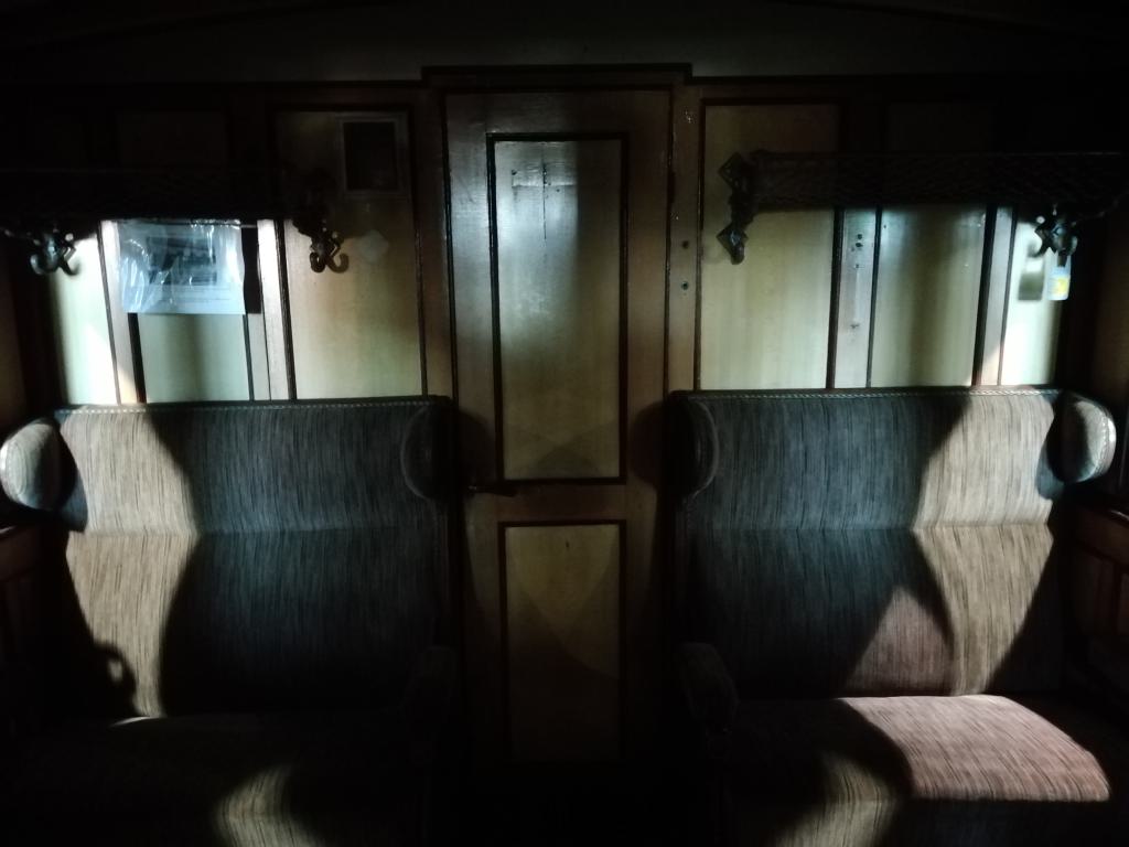 Interior de un coche de segunda clase