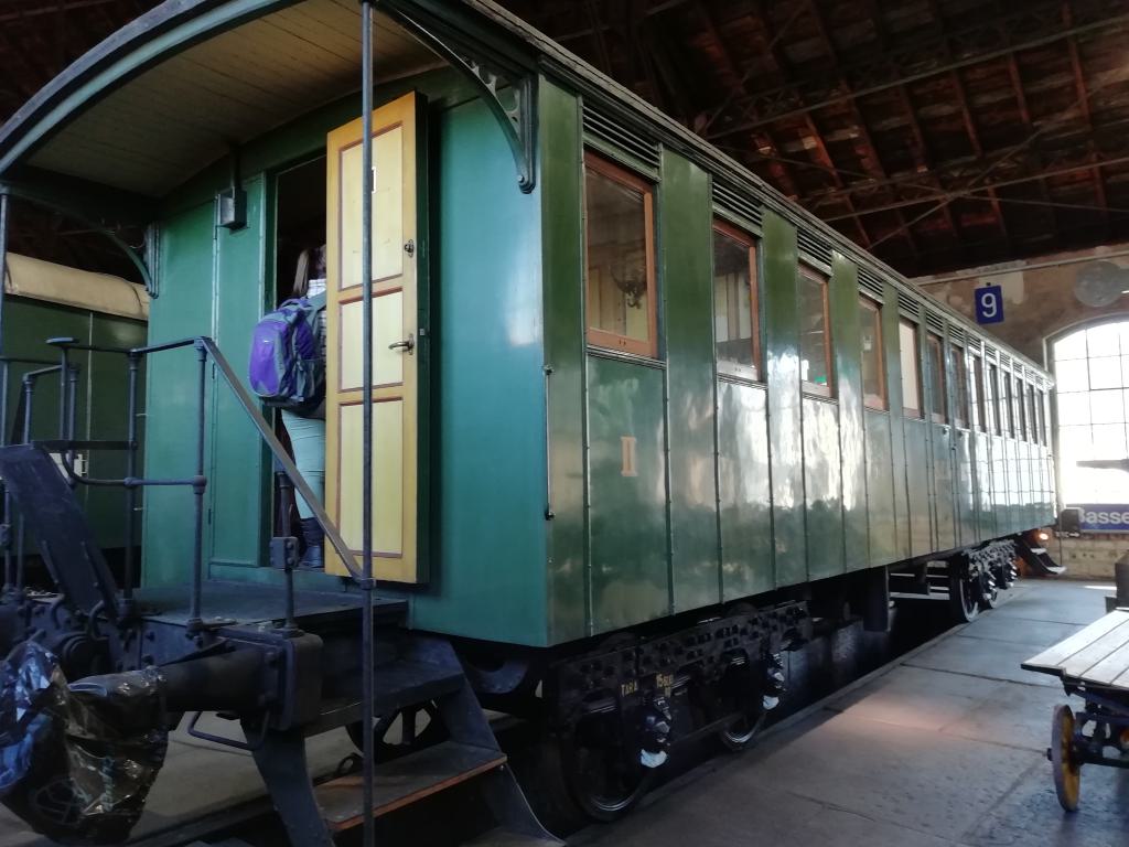 Coche de segunda glase y bogies remachados