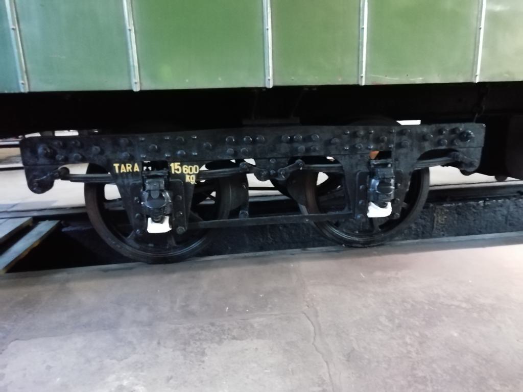 Bogie del coche de pasajeros con ruedas aligeradas y bastidor remachado