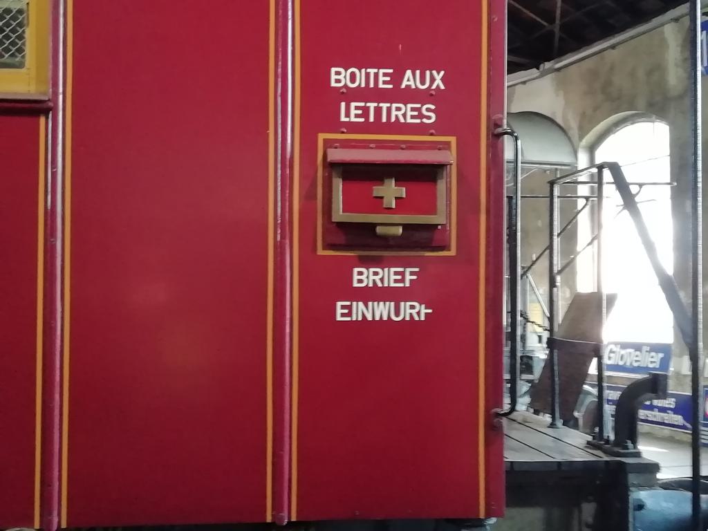 El buzón de correos en ambos idiomas