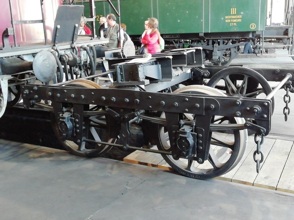 Bogie de ruedas aligeradas y bastidor simple con ballestas y articulación central